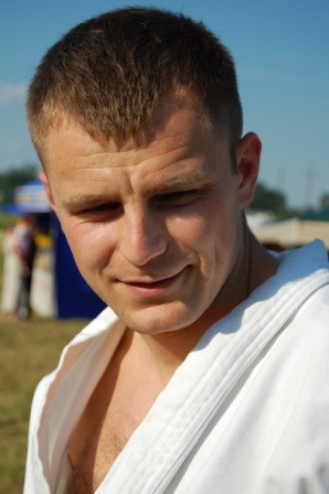 Archiwalny portret Kacpra Radzkiego w stroju treningowym