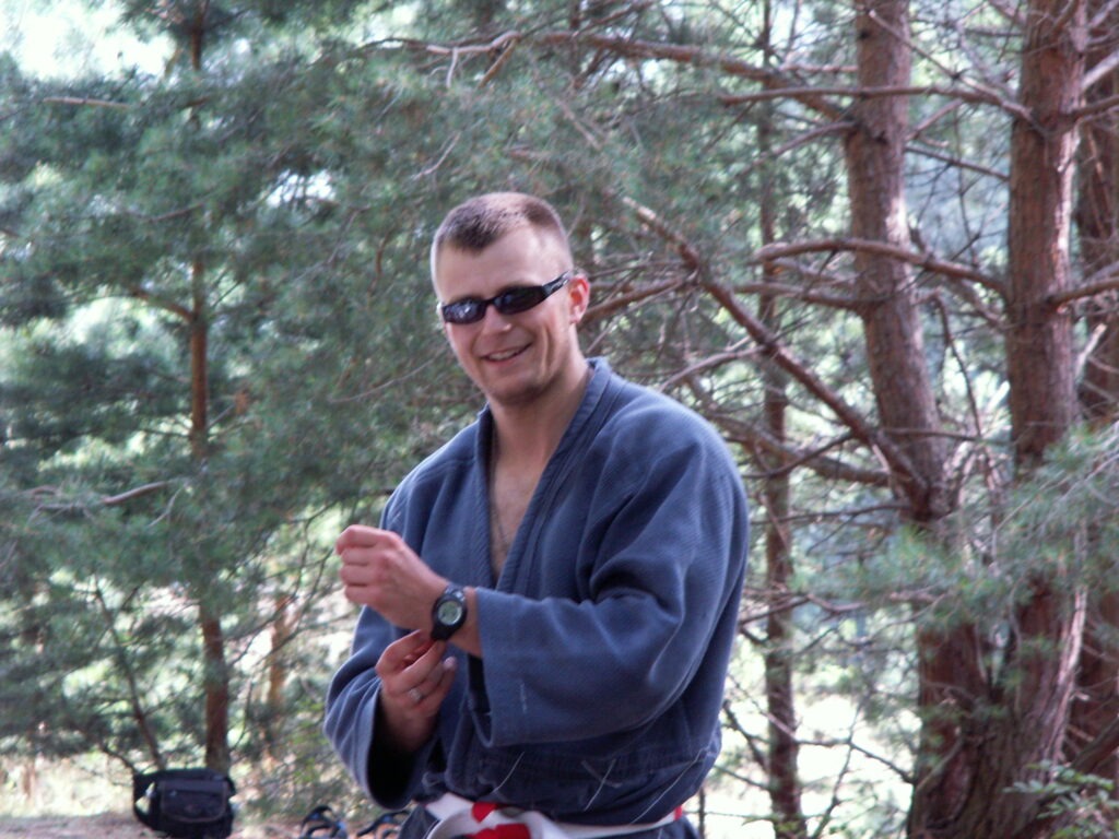 Kacper Radzki w plenerze w otoczeniu drzew