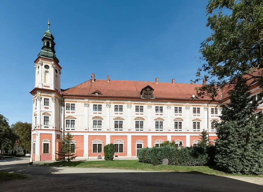 Klasztor w Henrykowie — elewacja zespołu opactwa cysterskiego