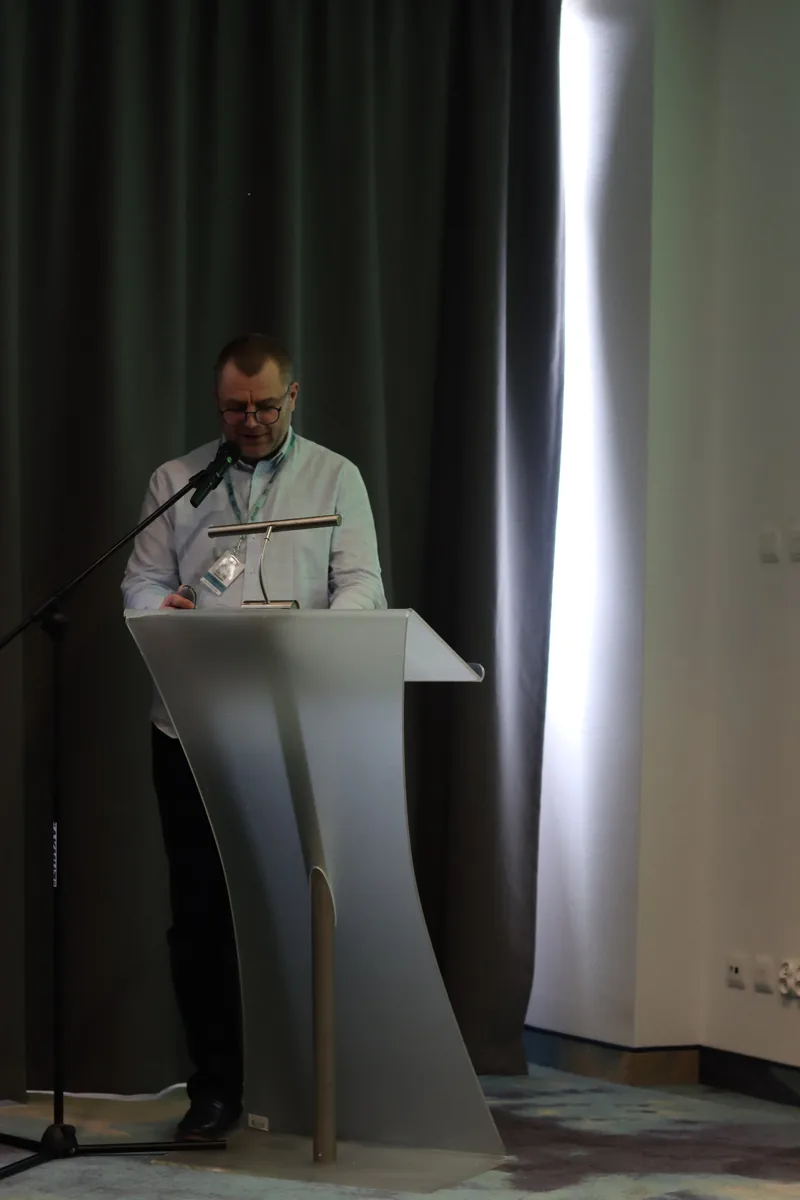 Kacper Radzki podczas wystąpienia przy mównicy